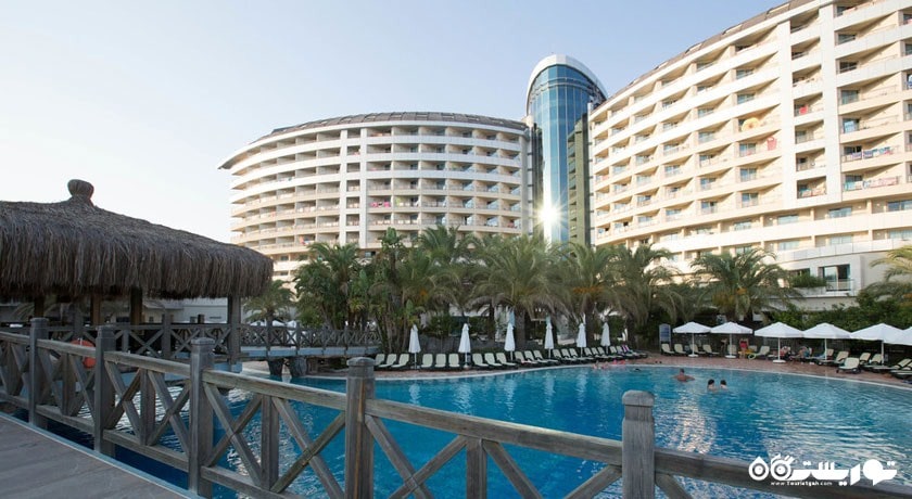 نمای استخر روباز و ساختمان هتل